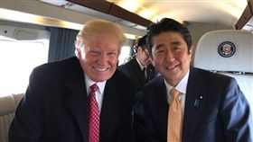 川普在專機上與安倍晉三合照／川普推特