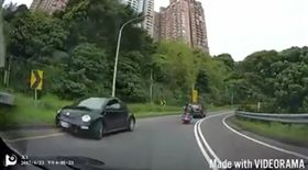 網友發現黑色金龜車疑似路況不熟走錯車道，逆向停在路旁。（圖／擷取自爆料公社）