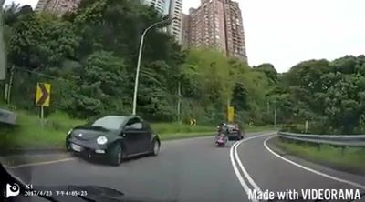 疑路況不熟　金龜車逆向下橋嚇死網友