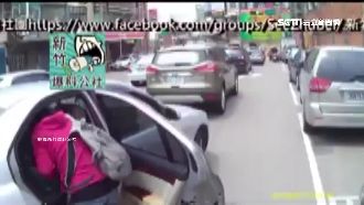 婦違規併排讓小孩下車　機車嚇壞急煞
