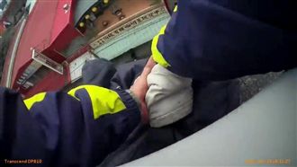 與閻王搶命　勇警奮不顧身救回失意男