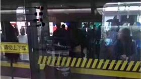 上海,地鐵,手機,低頭族,滑手機,安全門　圖／翻攝自彭派新聞微博