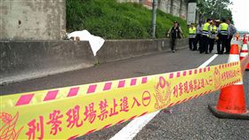 國道邊坡驚見女屍（1）
國道1號南下三義路段24日下午進行移動式清潔撿拾垃
圾，工人在路肩旁邊坡發現一具女屍，員警獲報到場拉
起封鎖線展開調查。
中央社記者管瑞平攝 106年4月24日
圖／中央社