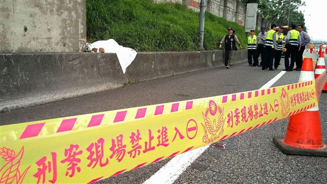 國道1號邊坡驚見女屍　頭被衣服包住