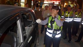 警察,破窗,警棍,車窗,辣椒噴霧　圖／中央社（花蓮縣警察局提供）