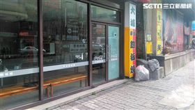 2名男子相約吃消夜，遭歹徒尾隨並朝停放車輛開槍，卻誤擊鐵板燒店門口，歹徒開完槍後還施放煙火掩人耳目（翻攝畫面）