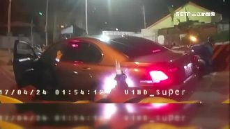 男擁槍遇盤查衝撞　員警搏命射爆輪胎