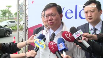 反年改群眾襲擊　鄭文燦斷2骨跑行程