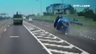 電影翻版！貨車爆胎自翻車上鐵條噴飛