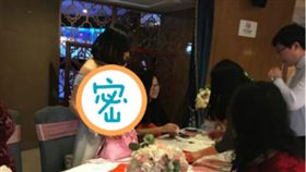 沒帶禮金？伴娘胸掛「二維條碼」　讓賓客刷支付寶入場
（圖／翻攝自環球網）