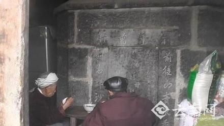 老夫妻將墳墓建在家中　原因超催淚！