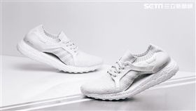 adidas推出頂級女性跑鞋UltraBOOST X純白全新配色。（圖／品牌提供）
