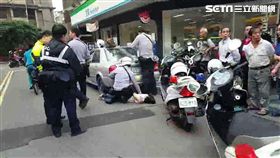 溫男與林女將車違停在超商門口，遭到警方取締時溫男口袋掉出磅秤，林女則是包包全是打開的衛生棉，警方從中搜出安非他命等毒品（翻攝畫面）