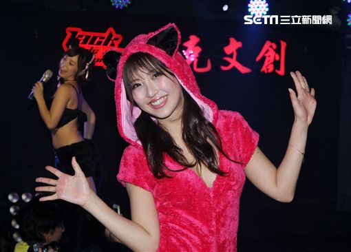 日本女優水稀美里不同裝扮會粉絲。藝（記者邱榮吉/攝影）