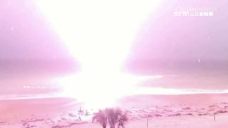 鐵製雨傘導電　記者冒雨直播慘遭雷擊