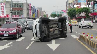 休旅車路口轉彎過早　撞上分隔島翻覆
