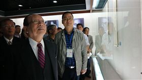 蔣孝嚴欣賞潘天壽大師畫作由於家族淵源與曾居住過的地方，蔣孝嚴（前立者）與浙江、江西、廣西、貴州、台灣都有關係。他說，要說他是浙江人或是台灣人都可以，最重要的是「永永遠遠都是中國人」。／中央社