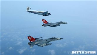 經國號伴飛！DC-3骨董機抵松機