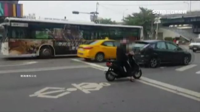 騎士停路中滑手機　勸不聽路人喊危險
