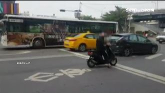 騎士停路中滑手機　勸不聽路人喊危險