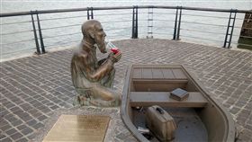 馬偕銅像遭人惡意放置飲料杯，但由於角度太剛好，實在讓人哭笑不得。（圖／擷取自細說淡水）