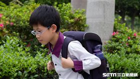 醫師提醒，若孩童鈣質攝取不足可能影響骨骼支撐力，引發駝背等現象（圖／公關照）