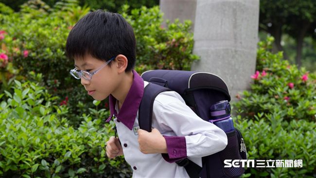 孩常駝背改不過來？醫：可能是鈣不足