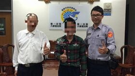 熱心男路邊拾5萬，雨中耐心等失主（圖／翻攝自嘉義市政府警察局臉書）