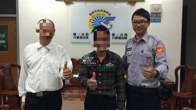 男路邊拾獲5萬　淋雨20分鐘等失主