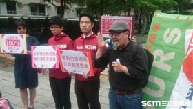 台北市長柯文哲26日出席居住正議論壇場外抗議 