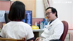 小六生長期高低肩糾正姿勢後仍無法改善，就診時發現原來是因身體缺鈣引起。（圖／公關照）