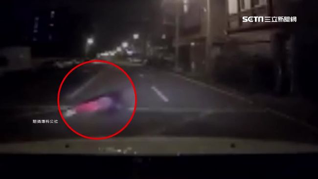 酒駕自撞彈飛對向車道　男險遭後車輾