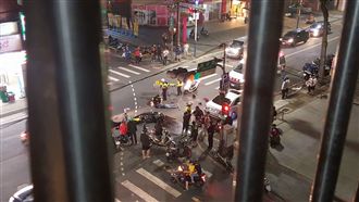 新莊2機車路口高速對撞　零件噴滿地