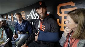 Bumgarner受傷向外界說明傷勢。（圖／美聯社／達志影像）