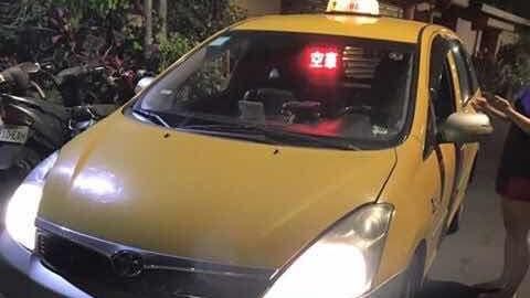 誰有理？手機掉小黃　司機：1千送還