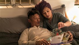 電影「春嬌救志明」來台拍攝，女主角楊千嬅（右）片中自製台灣立體旅遊書，讓男主角余文樂（左）愛不釋手，搞笑翻到101大樓那頁放在重要部位，「笑」果十足。（華映娛樂提供）