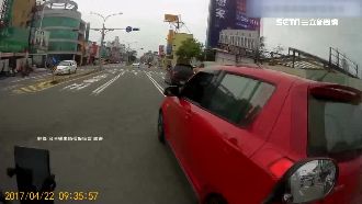 機車騎快車道遭逼車　雙方都錯可開罰