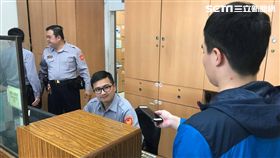 人妻將手機遺留在計程車上，司機同意送還卻要求報酬，警方則說依法可索取一成報酬（楊忠翰攝）
