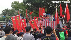 統促黨主席白狼張安樂率領上百人前往立法院抗議，中正一分局派出多名警員到場蒐證，並三度舉牌警告（翻攝畫面）