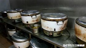 台北市衛生局今（26）日上午派員稽查「台北鐵路餐廳」，發現煮飯鍋污垢及檯面髒。（圖／台北市衛生局提供）