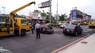 疑未注意公車上下客　老翁擦撞翻車