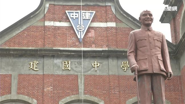 建中一名橄欖球隊學生疑似遭隊員偷拍洗澡畫面並散布至球隊群組,導致身心受創。(示意圖/資校照)
