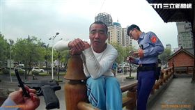 許男在跳蚤市場購買玩具槍後，拿到西本願寺的涼亭把玩，引起路人恐慌報案，警方隨即前往了解（翻攝畫面）