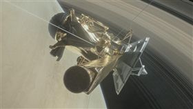 卡西尼號22次俯衝繞行，9月15日墜毀。圖取自美國太空總署
