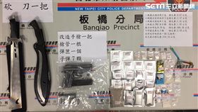 陳男為了挽回蔡姓女友，竟持刀強押另一名陳姓友人至藏身處，逼迫女友開門，卻遭趕抵現場的警員喝令趴下，一干人等全被帶回偵辦（翻攝畫面）