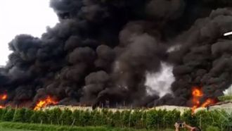 三百坪倉庫冒惡火　濃烈黑煙壟罩全區