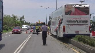 遊覽車司機開上安全島　嚇壞18陸客