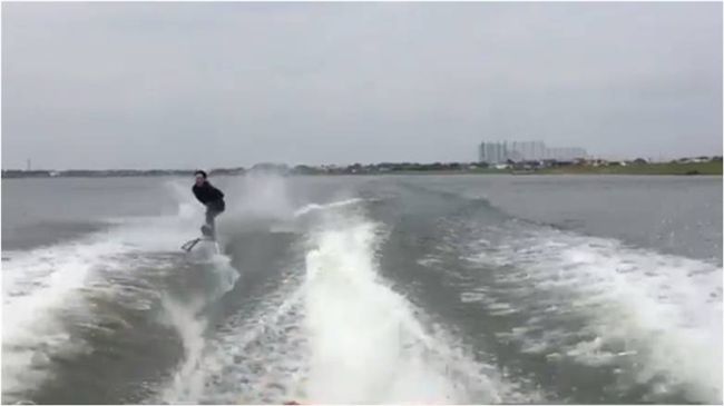 男大生滑水　竟遭「飛魚」擊中下體…