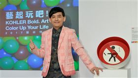 非典型藝術鬼才黃子佼為KOHLER藝術臉盆設計彩繪專屬作品「禁止掉麥」。（圖／KOHLER Taiwan提供）