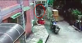 民眾控訴快遞員沒聯絡就直接開門送貨。（圖／翻攝臉書）